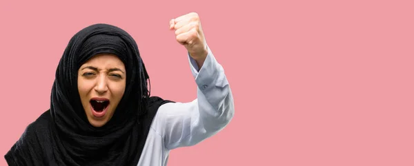 Mujer Árabe Joven Usando Hijab Irritado Enojado Expresando Emoción Negativa —  Fotos de Stock