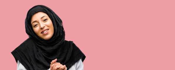 Mujer Árabe Joven Usando Hijab Confiado Feliz Con Una Gran — Foto de Stock