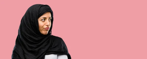戴头巾的年轻阿拉伯妇女恼怒和愤怒表达消极情感 恼怒与某人 — 图库照片