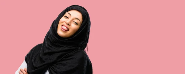 戴头巾的年轻阿拉伯妇女在不服从 抗议和不尊重的情况下在相机上伸出舌头 — 图库照片