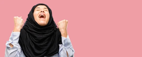 Mutlu Heyecanlı Kazanan Jest Ifade Hijab Giyen Genç Arap Kadın — Stok fotoğraf