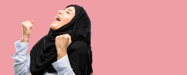 Молода Арабська Жінка Хіджабі Щаслива Захоплююча Виражаючи Виграшний Жест Успішна — стокове фото