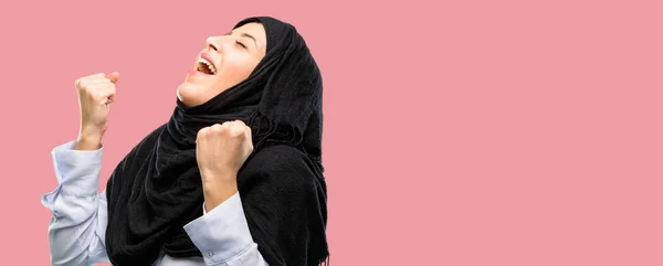 Jonge Arabische Vrouw Het Dragen Van Hijab Blij Opgewonden Uiten — Stockfoto