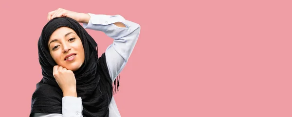 Mujer Árabe Joven Usando Hijab Confiado Feliz Con Una Gran —  Fotos de Stock