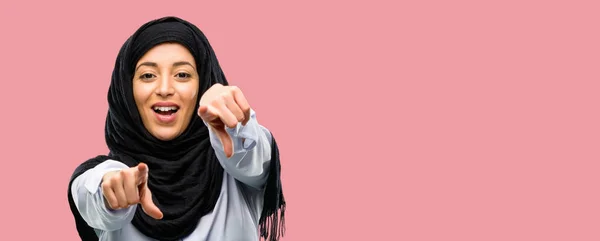 Jonge Arabische Vrouw Het Dragen Van Hijab Wijzend Naar Voorkant — Stockfoto