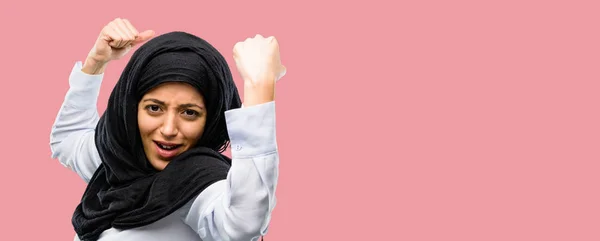 戴面纱的年轻阿拉伯妇女显示二头肌表达力量和健身房概念 健康生活它的好 — 图库照片