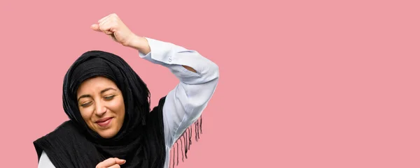 年轻的阿拉伯妇女戴着头巾高兴和兴奋地表达胜利的姿态 成功和庆祝胜利 — 图库照片