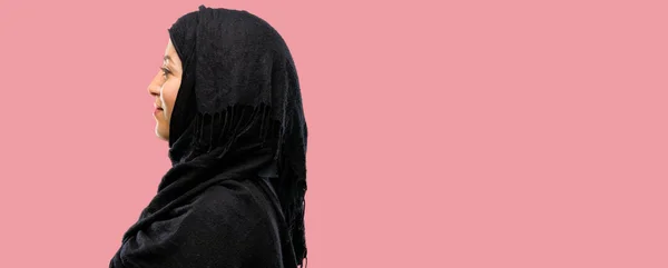 Giovane Araba Donna Indossa Hijab Vista Laterale Ritratto — Foto Stock
