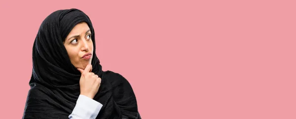 Mujer Árabe Joven Usando Hijab Pensando Pensativo Con Cara Inteligente — Foto de Stock