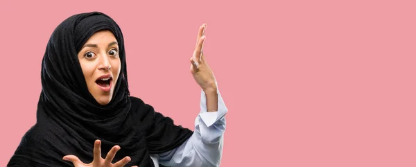 ヒジャーブ幸せと驚く表現すごいジェスチャーを応援して身に着けている若いアラブ女性 — ストック写真