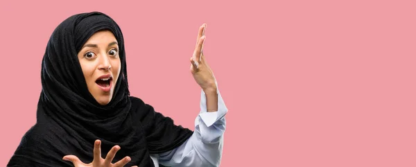 Mujer Árabe Joven Vistiendo Hijab Feliz Sorprendido Animando Expresando Gesto — Foto de Stock