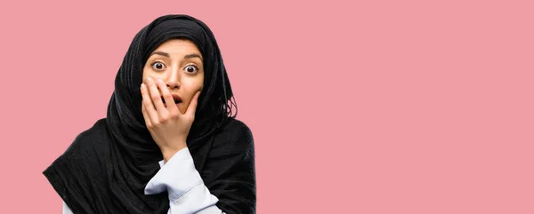 年轻的阿拉伯妇女戴头巾害怕休克 表达恐慌和恐惧 — 图库照片