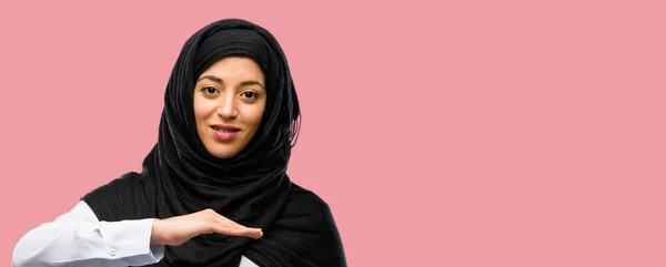 Jonge Arabische Vrouw Het Dragen Van Hijab Houden Iets Grootte — Stockfoto