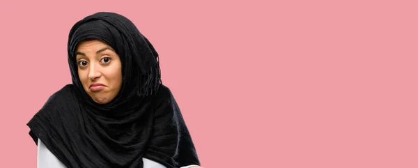 Mujer Árabe Joven Con Expresión Duda Hijab Confusión Concepto Maravilla — Foto de Stock