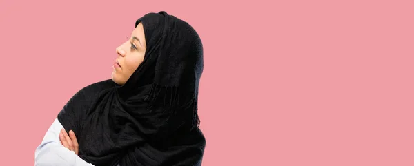 Unga Arabiska Kvinnan Bära Hijab Med Korsade Armar Självsäker Och — Stockfoto