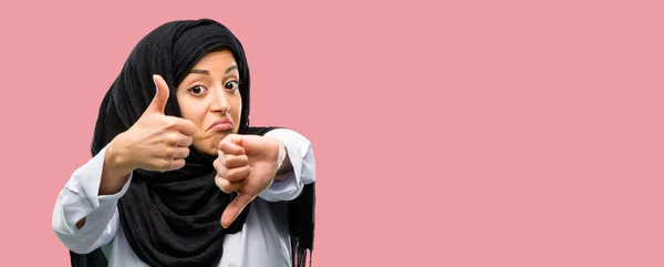 Mujer Árabe Joven Con Hiyab Confundido Con Pulgares Hacia Arriba — Foto de Stock
