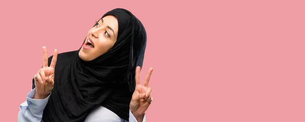 Mujer Árabe Joven Usando Hijab Feliz Emocionado Expresando Gesto Ganador — Foto de Stock