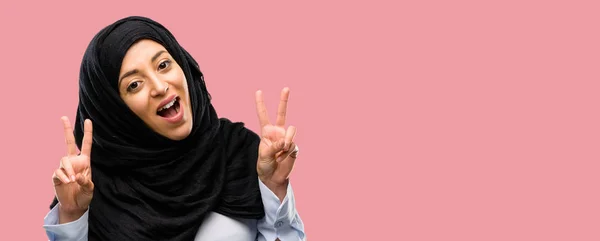 年轻的阿拉伯妇女戴着头巾高兴和兴奋地表达胜利的姿态 成功和庆祝胜利 — 图库照片