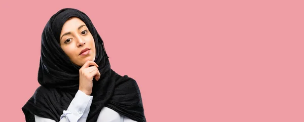 年轻的阿拉伯妇女戴头巾思考和寻找表达怀疑和疑惑 — 图库照片