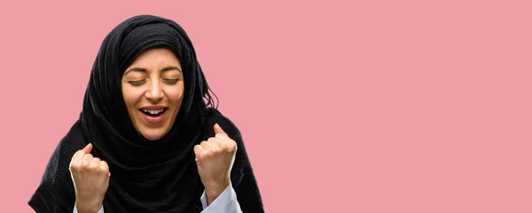 Mujer Árabe Joven Vistiendo Hijab Feliz Emocionada Celebrando Victoria Expresando — Foto de Stock