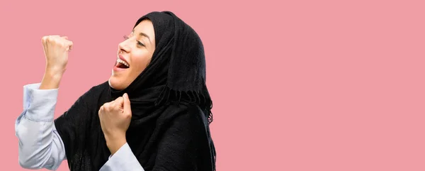 Mujer Árabe Joven Vistiendo Hijab Feliz Emocionada Celebrando Victoria Expresando — Foto de Stock