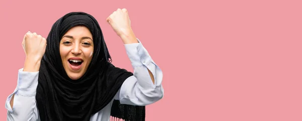 Mujer Árabe Joven Vistiendo Hijab Feliz Emocionada Celebrando Victoria Expresando — Foto de Stock