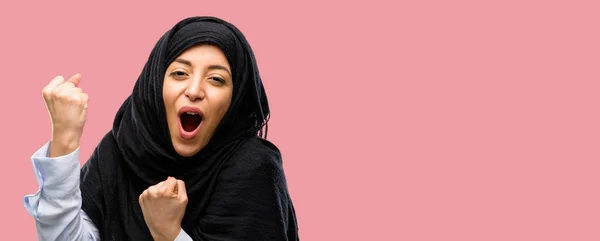 Junge Arabische Frau Trägt Hijab Glücklich Und Aufgeregt Sieg Feiern — Stockfoto