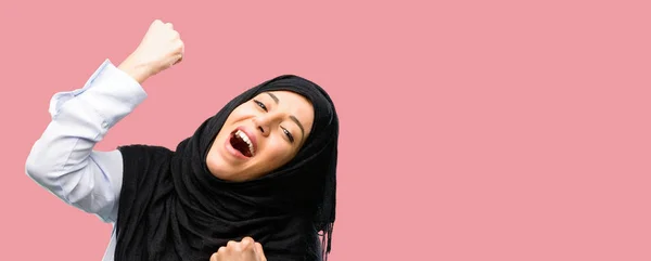 年轻的阿拉伯妇女戴着头巾高兴和兴奋庆祝胜利表达了巨大的成功 能量和积极的情绪 庆祝新工作快乐 — 图库照片
