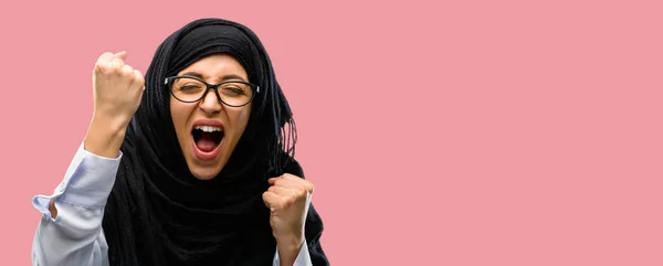 Mujer Árabe Joven Vistiendo Hijab Feliz Emocionada Celebrando Victoria Expresando — Foto de Stock