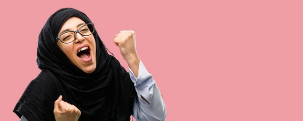 Mujer Árabe Joven Vistiendo Hijab Feliz Emocionada Celebrando Victoria Expresando — Foto de Stock