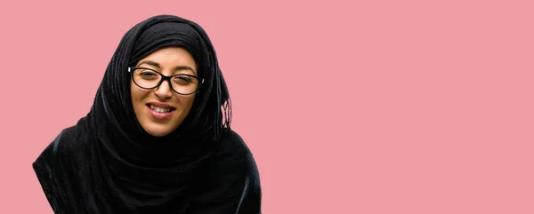 Mladá Arabská Žena Nosí Hidžáb Šťastný Nadšený Oslavující Vítězství Vyjadřující — Stock fotografie