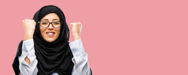 Jonge Arabische Vrouw Het Dragen Van Hijab Blij Opgewonden Vieren — Stockfoto