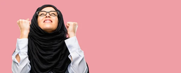 Mujer Árabe Joven Vistiendo Hijab Feliz Emocionada Celebrando Victoria Expresando —  Fotos de Stock