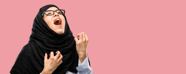 Молодая Арабская Женщина Носящая Хиджаб Счастлива Взволнована Празднуя Победу Выражая — стоковое фото