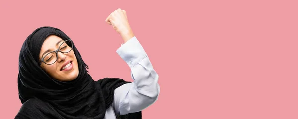 Молода Арабська Жінка Хіджабі Щаслива Схвильована Святкуванням Перемоги Висловлюючи Великий — стокове фото