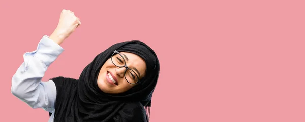 Mujer Árabe Joven Vistiendo Hijab Feliz Emocionada Celebrando Victoria Expresando — Foto de Stock