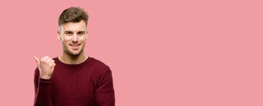 Uzak yan parmağıyla işaret yakışıklı genç