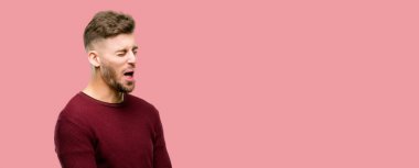 Yakışıklı genç dolu üzücü duygu ifade üzüntü depresyona ağlayan adam