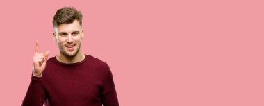 Yakışıklı genç adam mutlu ve yukarı dönük ifade wow jest tezahürat