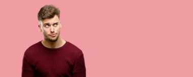 Yakışıklı genç adam komik surat dalga yapma