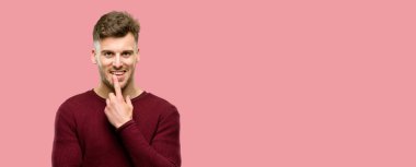 Yakışıklı genç adam kendinden emin ve mutlu bir büyük doğal gülümseme gülmek ile