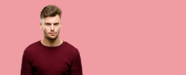 Yakışıklı genç adam sinirli ve öfkeli olumsuz duygu, biriyle rahatsız ifade