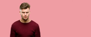 Yakışıklı genç adam sinirli ve öfkeli olumsuz duygu, biriyle rahatsız ifade