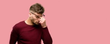 Çok çalışan ve yorgun, rubbes burun yorgunluk nedeniyle olmak uykulu ifade, yakışıklı genç adam