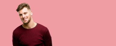 Yakışıklı genç adam kendinden emin ve mutlu bir büyük doğal gülümseme gülmüyorum, doğal ifade ile