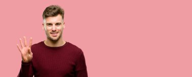 Yakışıklı genç adam onun parmak yükselterek mı dört sayısı