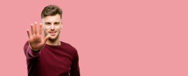 Yakışıklı genç adam onun parmak yükselterek mı beş numaralı