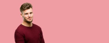 Yakışıklı genç adam kendinden emin ve mutlu bir büyük doğal gülümseme gülmek ile