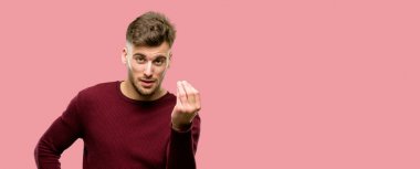 Kameraya bakarak kızgın el tipik İtalyan hareketi el ile yakışıklı genç adam