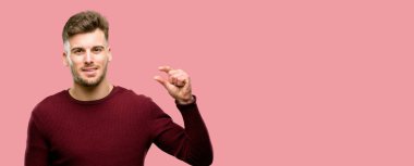 Çok küçük bir şey, holding yakışıklı genç adam boyut kavramı